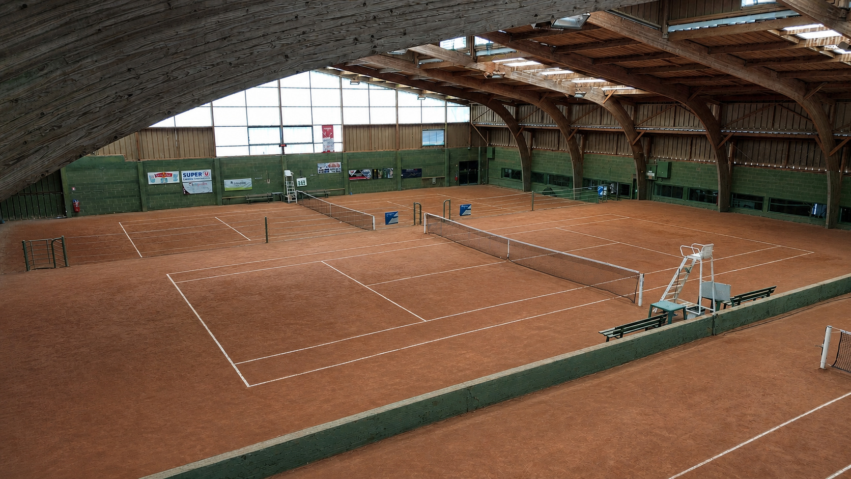Trois des cinq terres battues couvertes du Tennis Club Cholet
