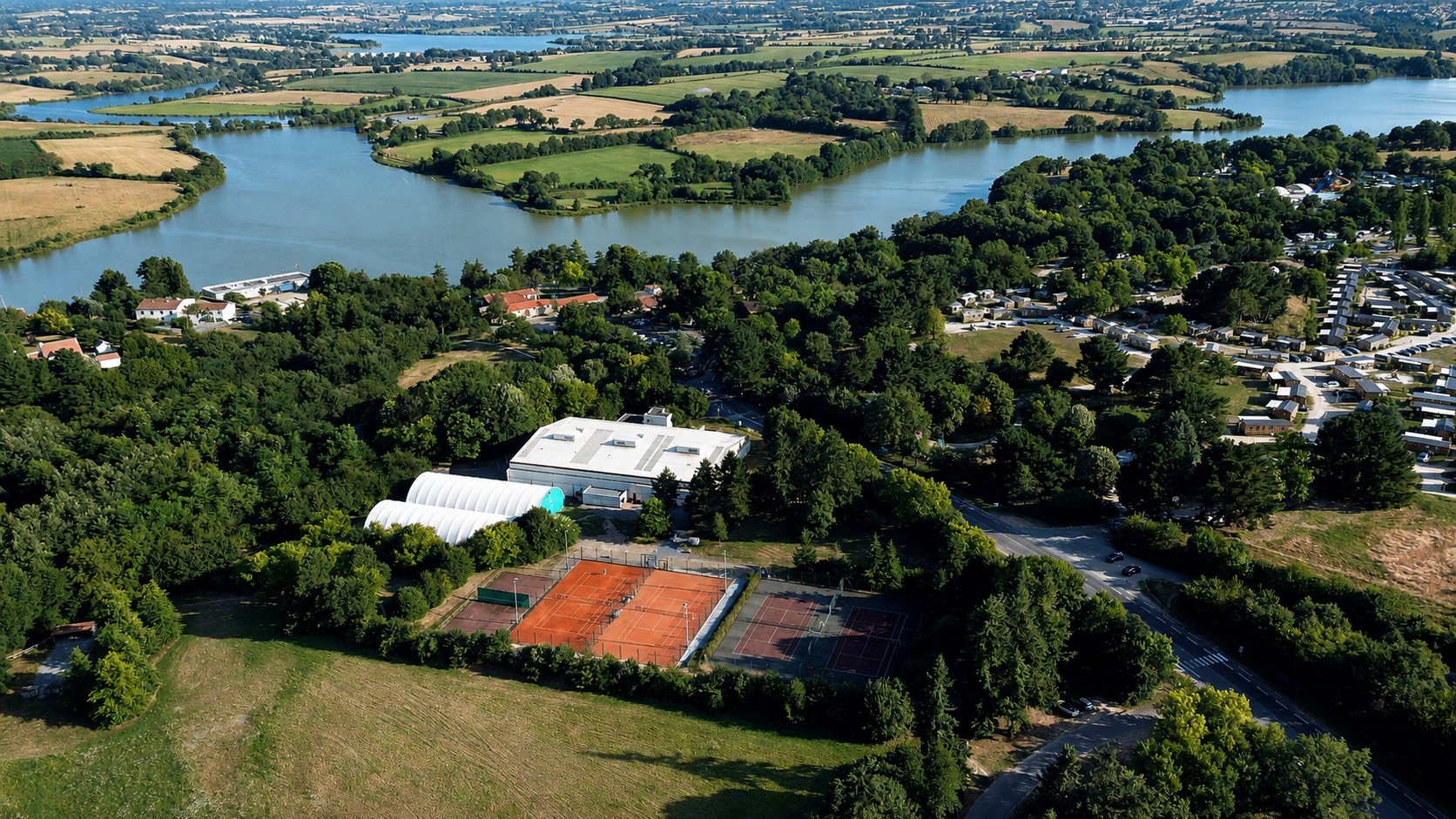 Vue aérienne du Tennis Club Cholet, de ses terrains et du lac de Ribou