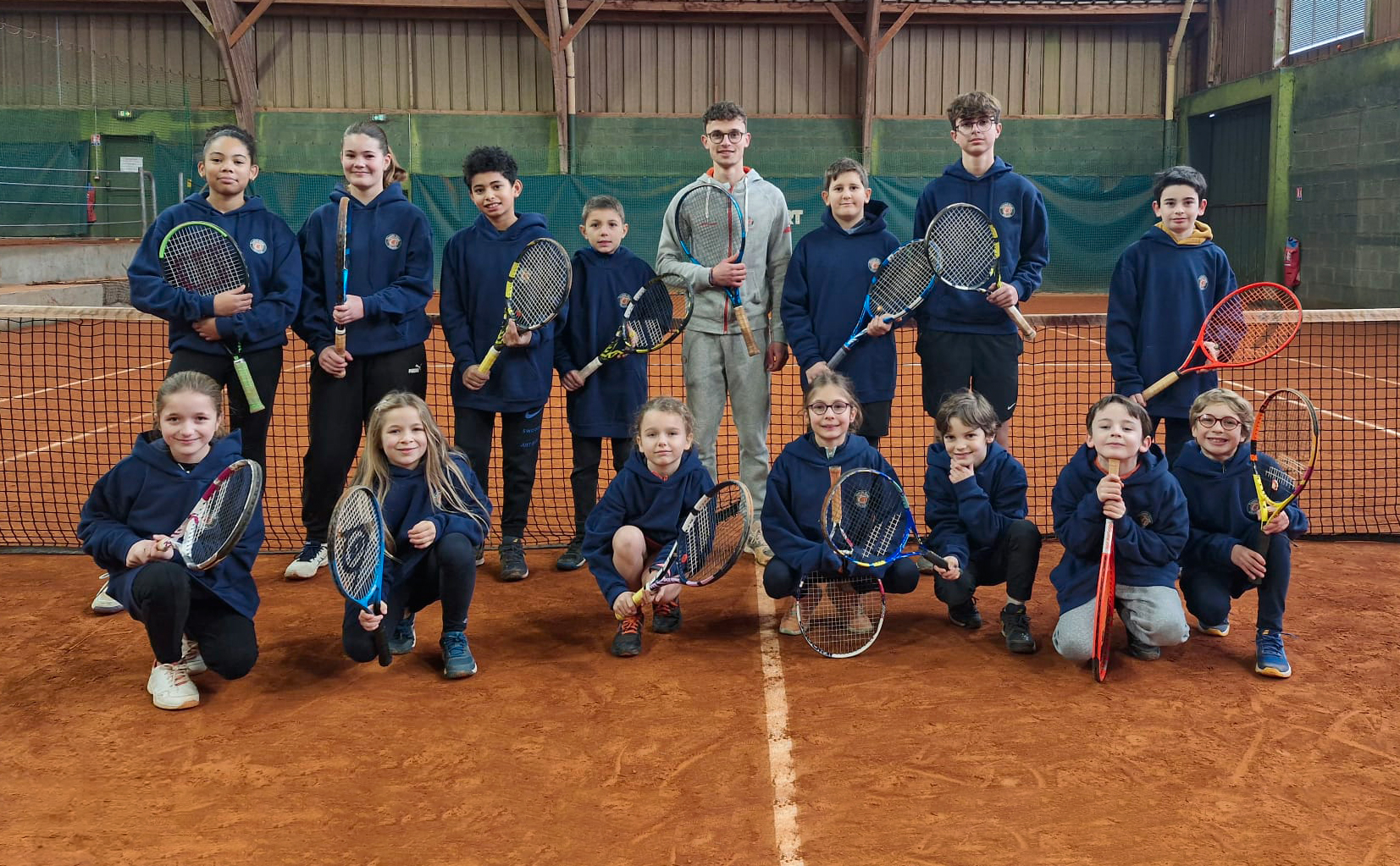 Thomas avec les jeunes répétiteurs et les enfants de l’école de tennis du Tennis Club Cholet